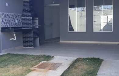 Imagem: A casa possui 3 Dormitórios, 2 Banheiros, 2 Vagas na garagem