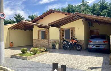 Imagem: A casa possui 3 Dormitórios, 2 Banheiros, 4 Vagas na garagem