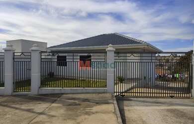 Imagem: A casa possui 3 Dormitórios, 2 Banheiros, 4 Vagas na garagem