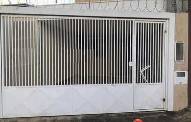 Imagem: A casa possui 2 Dormitórios, 1 Banheiro, 2 Vagas na garagem