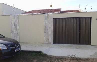 Imagem: A casa possui 2 Dormitórios, 2 Banheiros, 2 Vagas na garagem