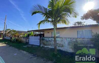 Imagem: A casa possui 4 Dormitórios, 3 Banheiros, 3 Vagas na garagem