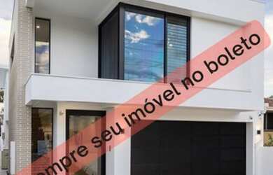 Imagem: A casa possui 3 Dormitórios, 1 Banheiro, 2 Vagas na garagem