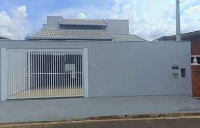 Imagem: A casa possui 3 Dormitórios, 2 Banheiros, 4 Vagas na garagem