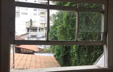 Imagem: A casa possui 4 Dormitórios, 2 Banheiros, 4 Vagas na garagem