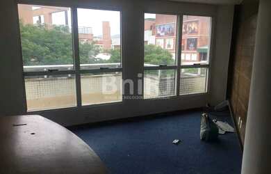 Imagem: O depósito possui 1 Vaga na garagem, 180m² de Área e está