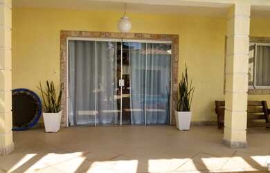 Imagem: A casa possui 4 Dormitórios, 4 Banheiros, 5 Vagas na garagem