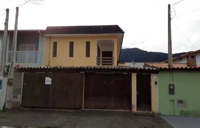 Imagem: A casa possui 3 Dormitórios, 2 Banheiros, 2 Vagas na garagem