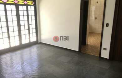 Imagem: O depósito possui 4 Vagas na garagem e 400m² de Área e está