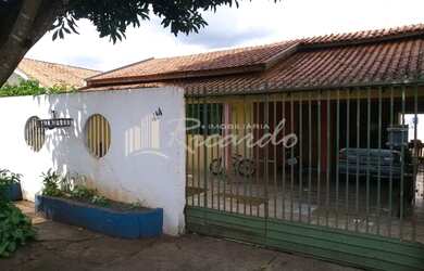 Imagem: A casa possui 3 Dormitórios, 2 Banheiros, 2 Vagas na garagem