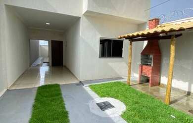 Imagem: A casa possui 3 Dormitórios, 2 Banheiros, 1 Vaga na garagem