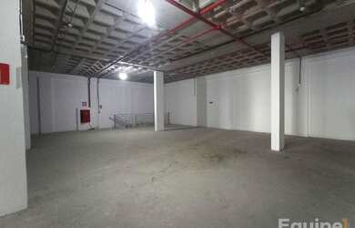 Imagem: O depósito possui 5 Vagas na garagem e 630m² de Área e está