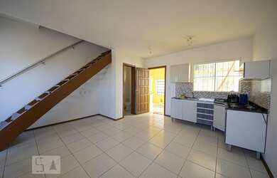 Imagem: A casa possui 2 Dormitórios, 1 Banheiro, 1 Vaga na garagem