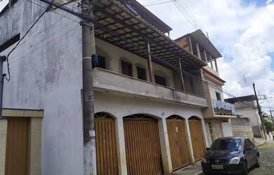 Imagem: A casa possui 3 Dormitórios, 3 Banheiros, 4 Vagas na garagem