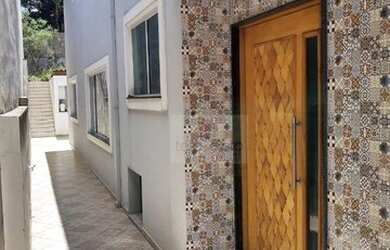 Imagem: A casa possui 3 Dormitórios, 4 Banheiros, 2 Vagas na garagem