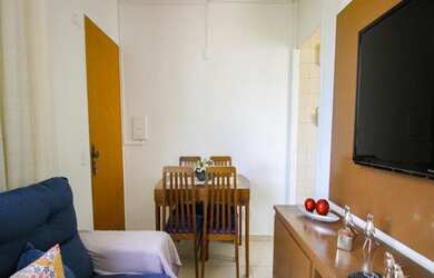 Imagem: O apartamento possui 2 Dormitórios, 1 Banheiro, 1 Vaga na garagem