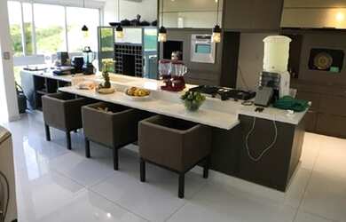 Imagem: A casa possui 5 Dormitórios, 4 Banheiros, 4 Vagas na garagem