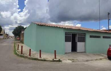 Imagem: A casa possui 3 Dormitórios, 3 Banheiros, 3 Vagas na garagem