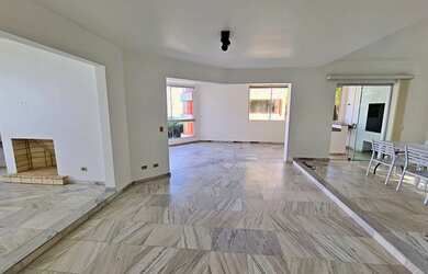 Imagem: O apartamento possui 4 Dormitórios, 3 Banheiros, 3 Vagas na