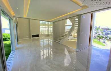 Imagem: A casa possui 4 Dormitórios, 5 Banheiros, 4 Vagas na garagem