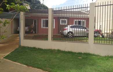 Imagem: A casa possui 3 Dormitórios, 1 Banheiro, 1 Vaga na garagem