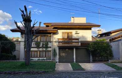 Imagem: A casa possui 5 Dormitórios, 5 Banheiros, 2 Vagas na garagem