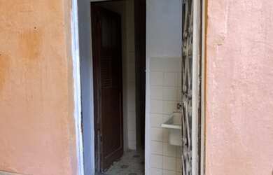 Imagem: A casa possui 1 Dormitório e 1 Banheiro e está localizado