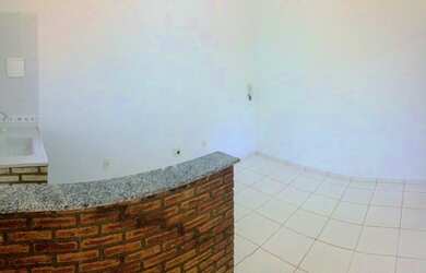 Imagem: O apartamento possui 1 Dormitório, 1 Banheiro, 1 Vaga na garagem