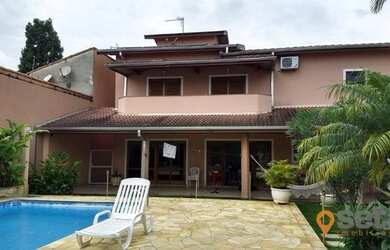 Imagem: A casa possui 4 Dormitórios, 5 Banheiros, 5 Vagas na garagem