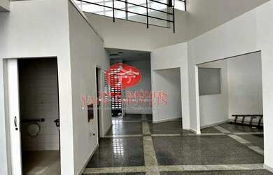 Imagem: O depósito possui 5 Vagas na garagem, 580m² de Área e está