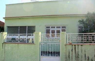 Imagem: A casa possui 4 Dormitórios, 2 Banheiros, 5 Vagas na garagem