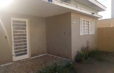 Imagem: A casa possui 3 Dormitórios, 2 Banheiros, 2 Vagas na garagem