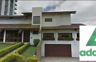 Imagem: A casa possui 4 Dormitórios, 5 Banheiros, 4 Vagas na garagem