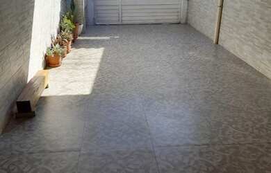 Imagem: A casa possui 3 Dormitórios, 1 Banheiro, 2 Vagas na garagem