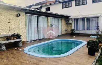 Imagem: A casa possui 3 Dormitórios, 3 Banheiros, 2 Vagas na garagem