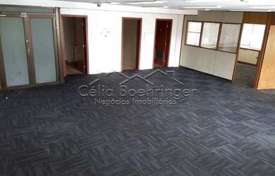 Imagem: O depósito possui 2 Vagas na garagem, 130m² de Área e está