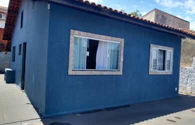 Imagem: A casa possui 3 Dormitórios, 1 Banheiro, 2 Vagas na garagem