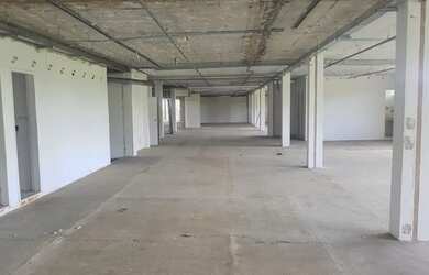 Imagem: O depósito possui 5 Vagas na garagem, 4.000m² de Área e