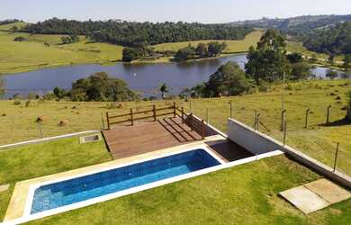 Imagem: A casa em condomínio possui 4 Dormitórios, 2 Banheiros, 4