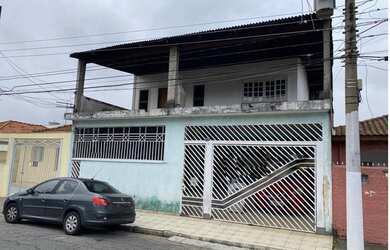 Imagem: A casa possui 5 Dormitórios, 2 Banheiros, 2 Vagas na garagem