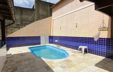 Imagem: A casa possui 3 Dormitórios, 5 Banheiros, 1 Vaga na garagem