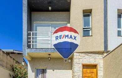 Imagem: A casa possui 3 Dormitórios, 4 Banheiros, 2 Vagas na garagem