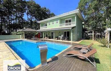 Imagem: A casa possui 4 Dormitórios, 5 Banheiros, 4 Vagas na garagem