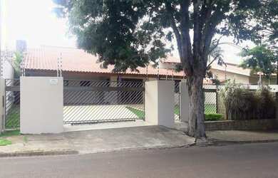 Imagem: A casa possui 3 Dormitórios, 3 Banheiros, 3 Vagas na garagem