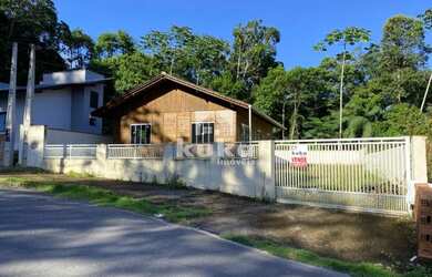 Imagem: A casa possui 3 Dormitórios, 1 Banheiro, 1 Vaga na garagem