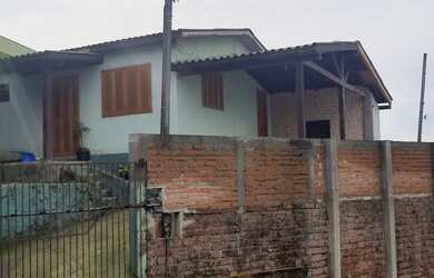 Imagem: A casa possui 3 Dormitórios, 1 Banheiro, 1 Vaga na garagem