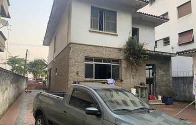 Imagem: A casa possui 5 Dormitórios, 4 Banheiros, 5 Vagas na garagem