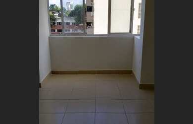 Imagem: O apartamento possui 1 Dormitório, 1 Banheiro, 1 Vaga na garagem