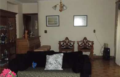 Imagem: A casa possui 3 Dormitórios, 2 Banheiros, 5 Vagas na garagem