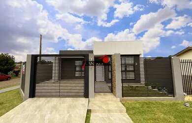 Imagem: A casa possui 2 Dormitórios, 2 Banheiros, 2 Vagas na garagem